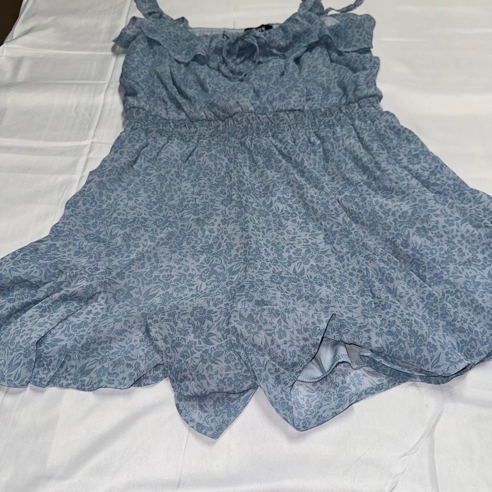 Trixxi women's floral romper in a pretty dusty/light blue - Picture 3 of 8